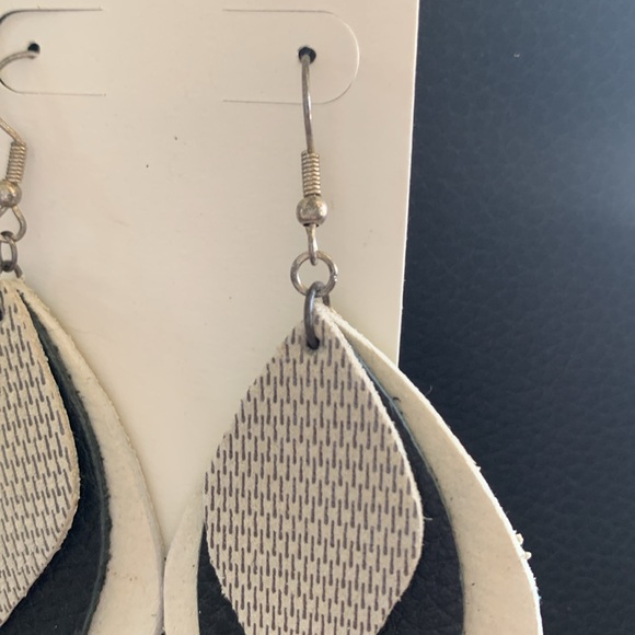 Chic Black and White Layered Earrings - Picture 3 of 4